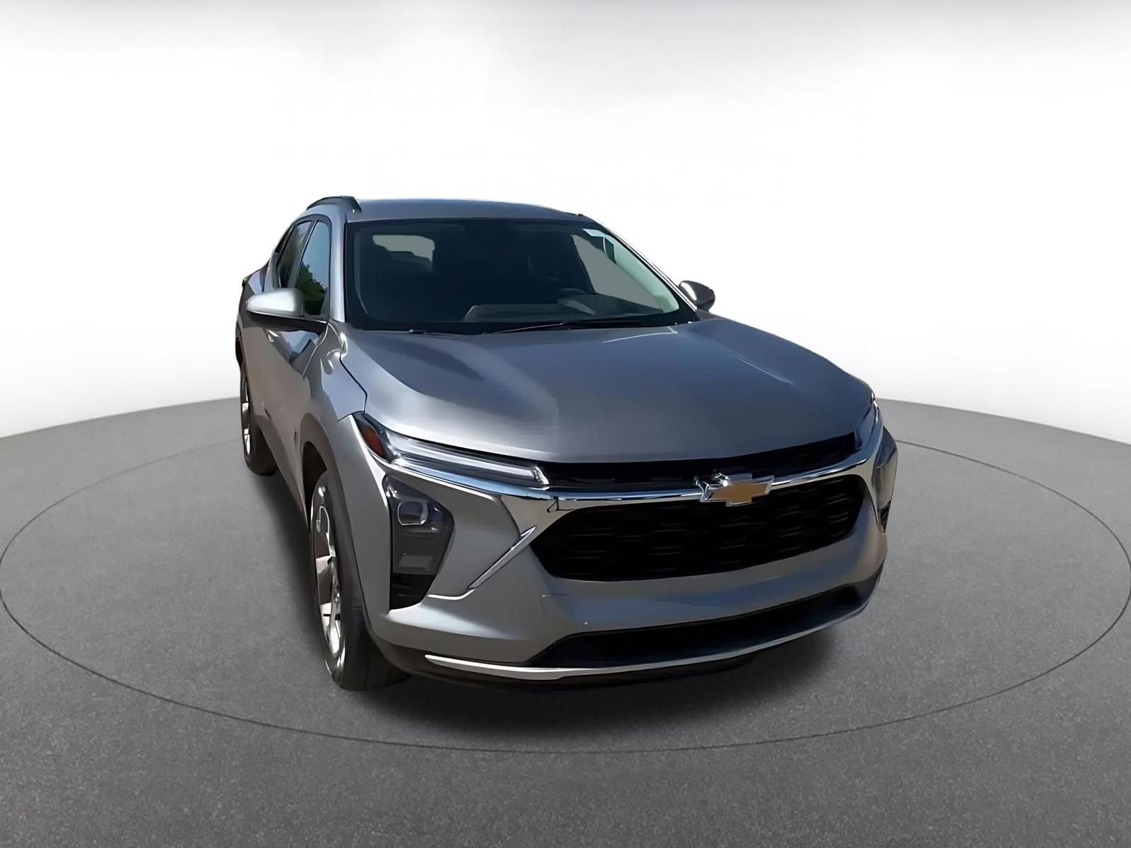 Used 2025 Chevrolet Trax LT FWD image 3