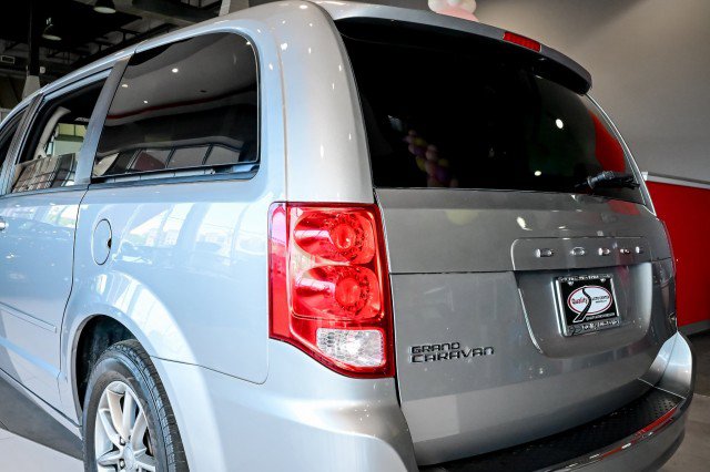 Used 2017 Dodge Grand Caravan SE FWD image 12