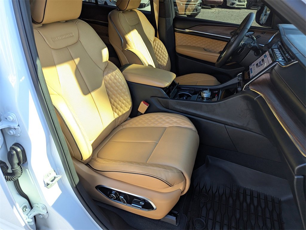 Used 2025 Jeep Grand Cherokee Summit w/ Obsidian Package image 38