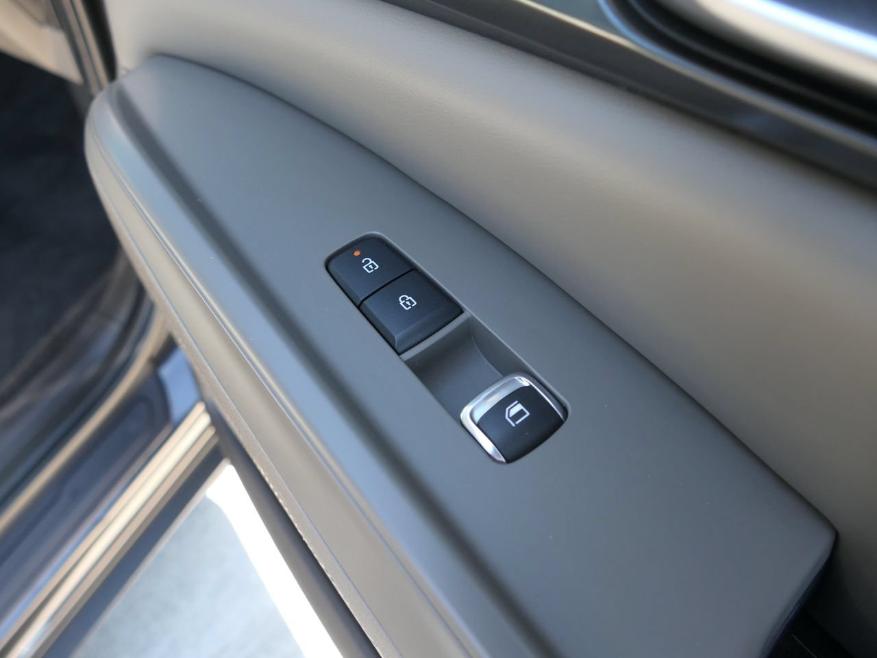 Used 2025 Kia Carnival FWD image 26