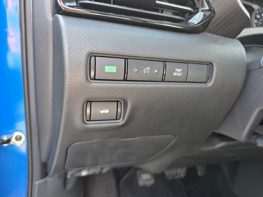 Used 2025 Nissan Sentra SR FWD image 32