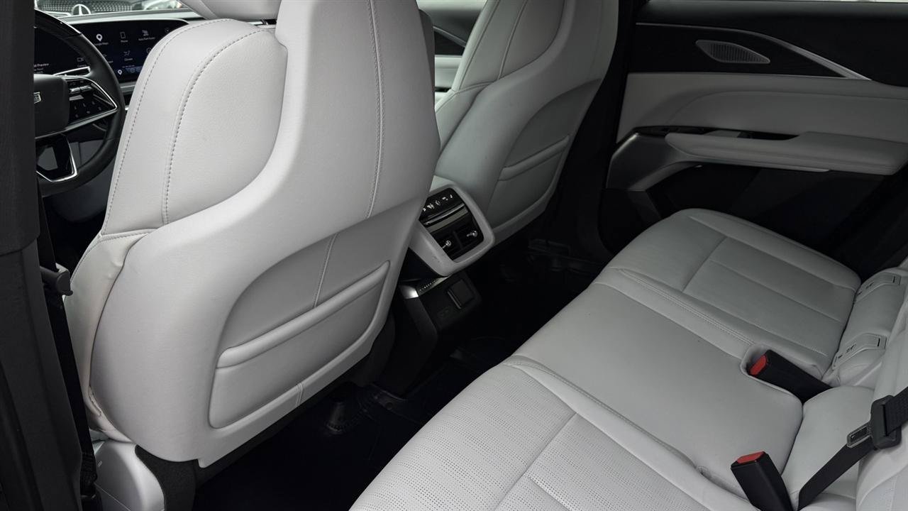Used 2024 Cadillac Lyriq Sport RWD image 33