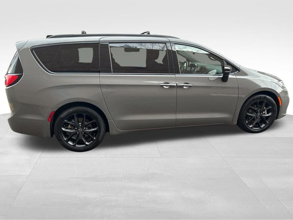 Used 2025 Chrysler Pacifica Limited image 4