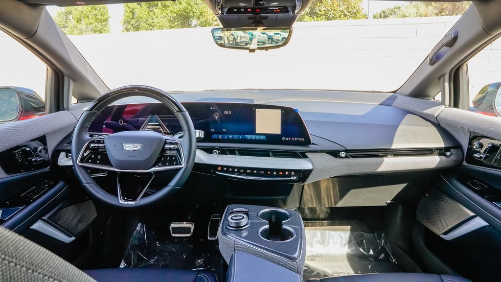 Used 2025 Cadillac Optiq Luxury 1 AWD/4WD image 11
