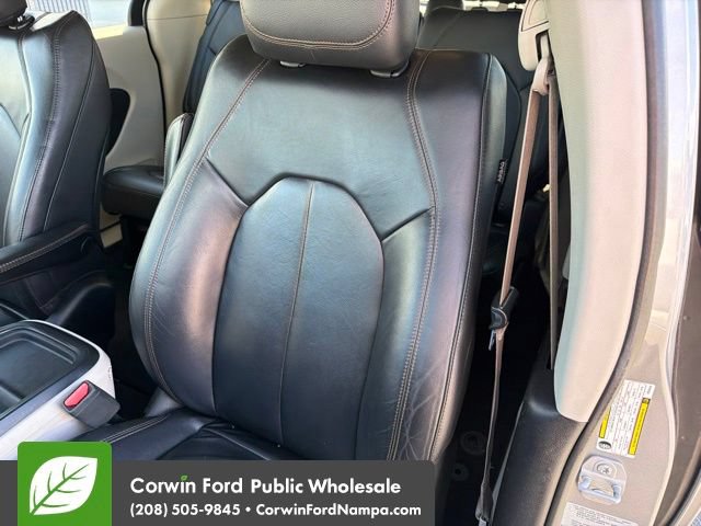 Used 2017 Chrysler Pacifica Touring-L FWD image 22