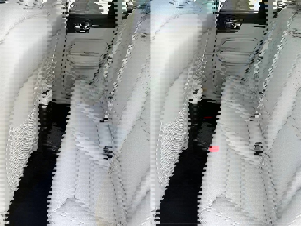 Used 2023 Volvo XC60 T8 Plus image 27