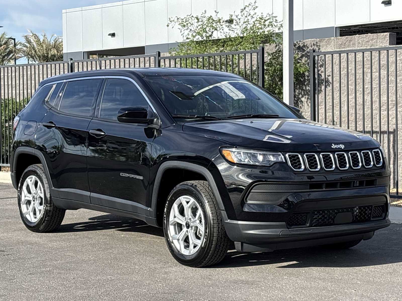 Used 2025 Jeep Compass Sport AWD/4WD image 3