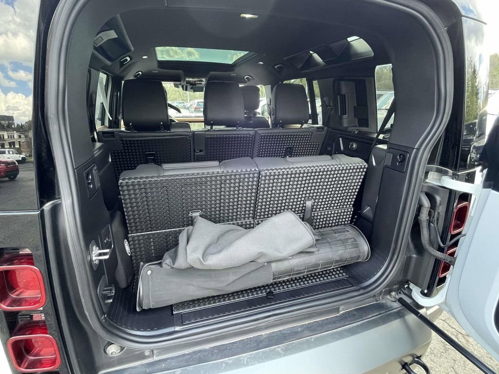 Used 2024 Land Rover Defender 110 X-Dynamic SE image 16