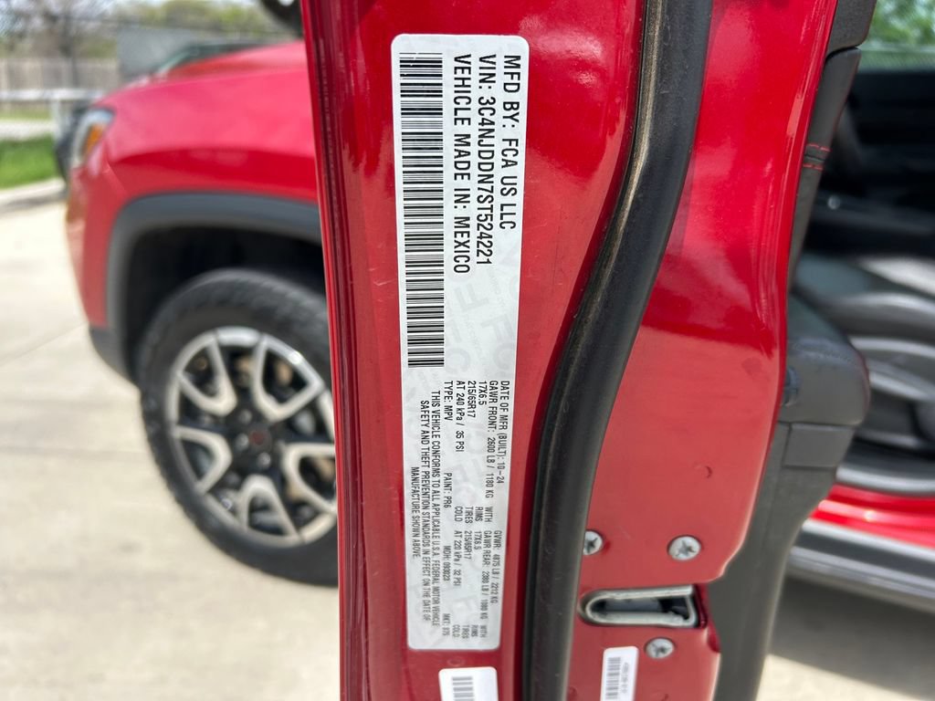 Used 2025 Jeep Compass Trailhawk AWD/4WD image 10
