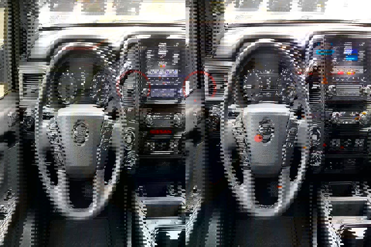 Used 2020 Nissan Titan PRO-4X w/ Pro-4x Convenience Package image 6