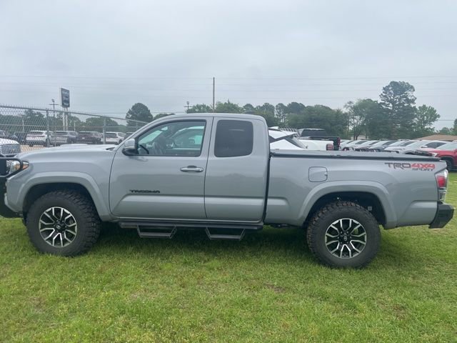Used 2020 Toyota Tacoma TRD Sport w/ TRD Premium Sport Package AWD/4WD image 10
