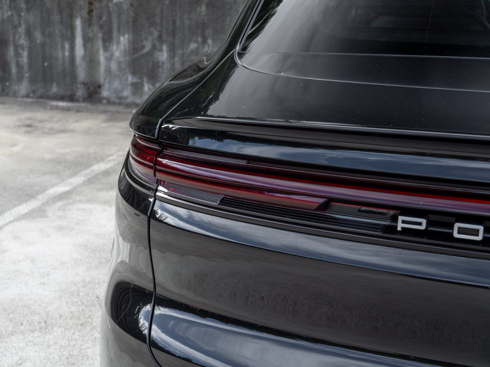 Certified 2025 Porsche Cayenne E-Hybrid Coupe w/ Premium Package Plus AWD/4WD image 19