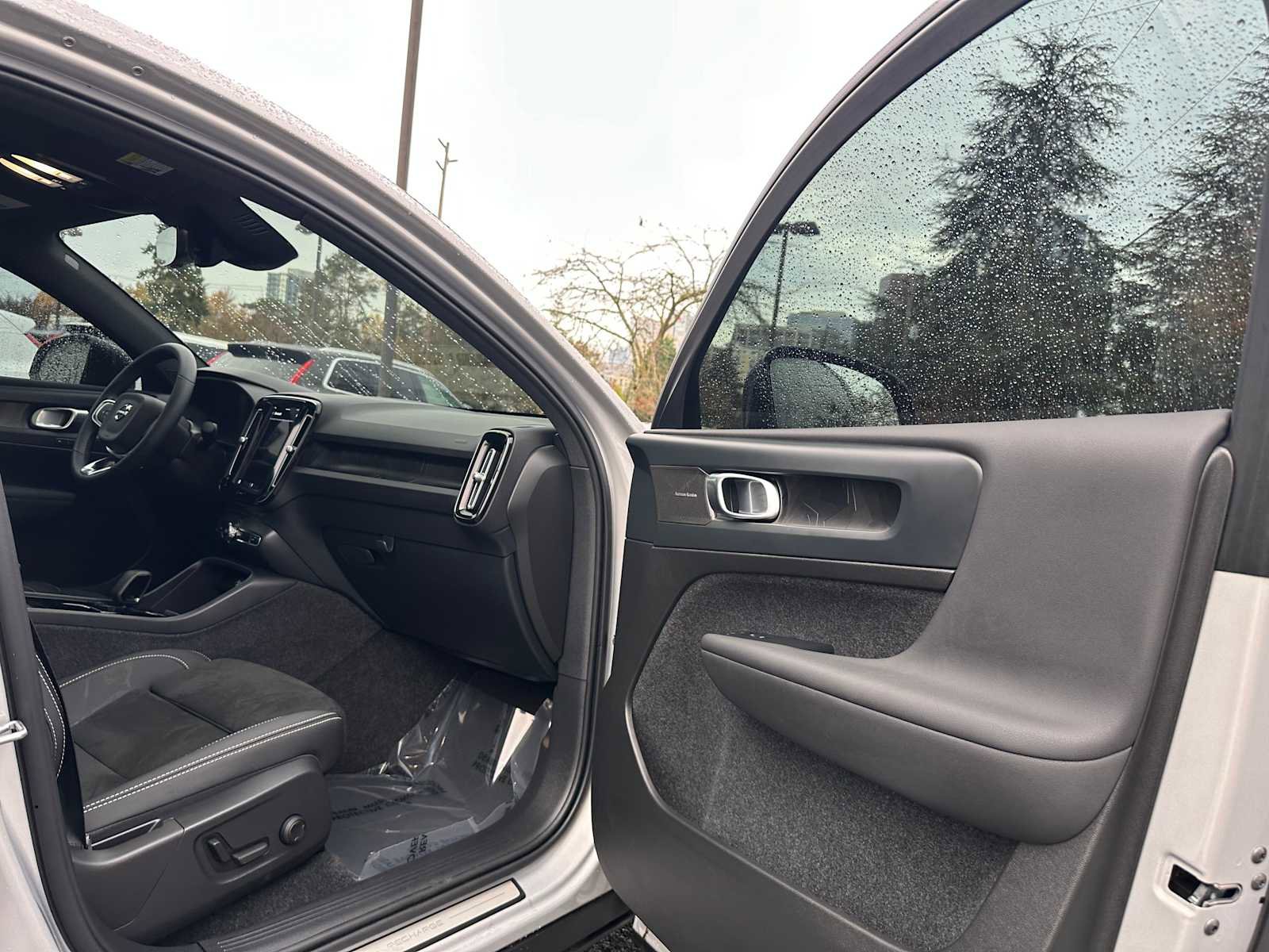 Certified 2023 Volvo C40 P8 Recharge Ultimate image 11