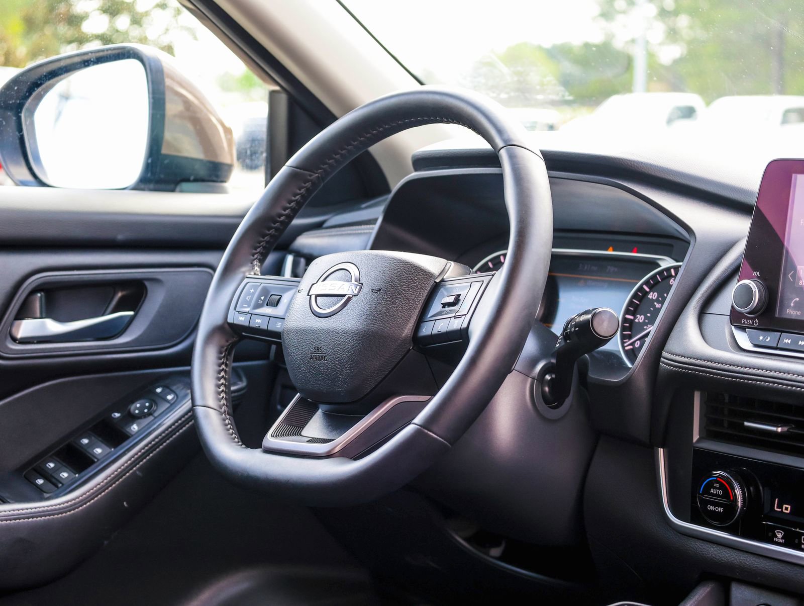 Used 2025 Nissan Rogue SV image 10