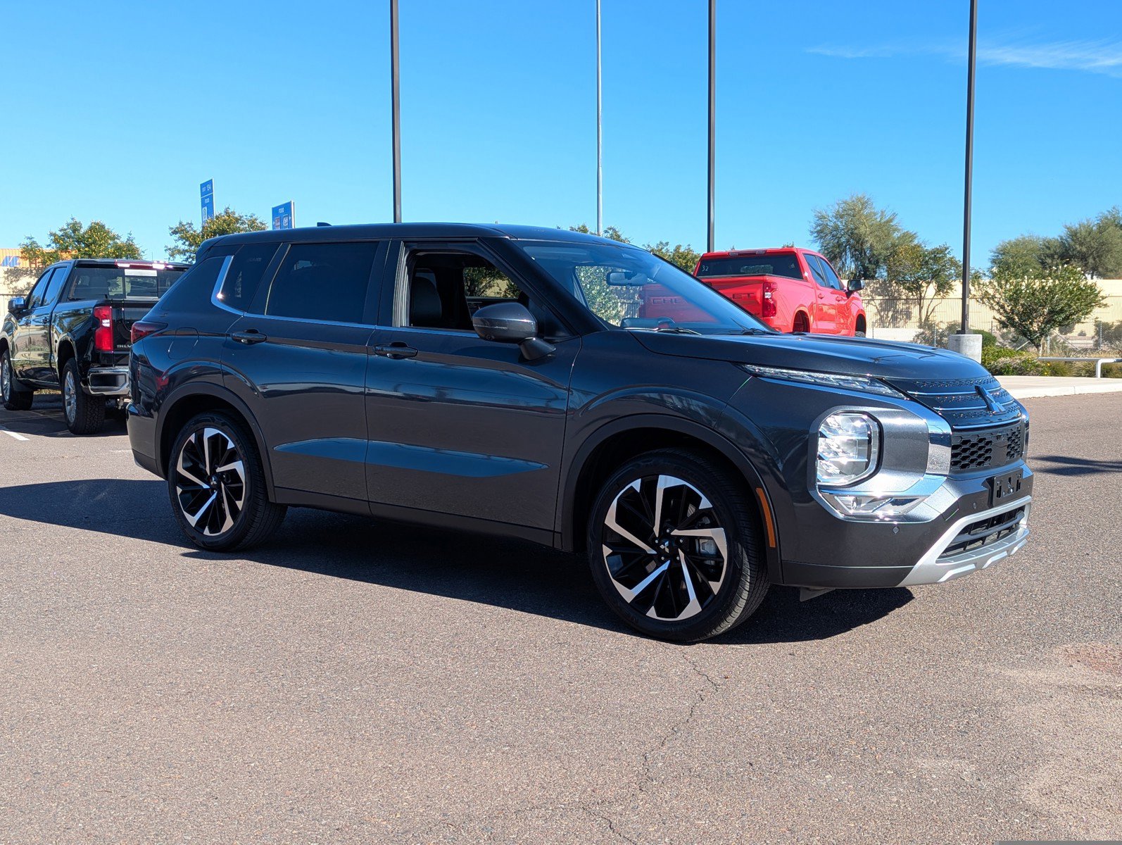 Used 2024 Mitsubishi Outlander SE image 8