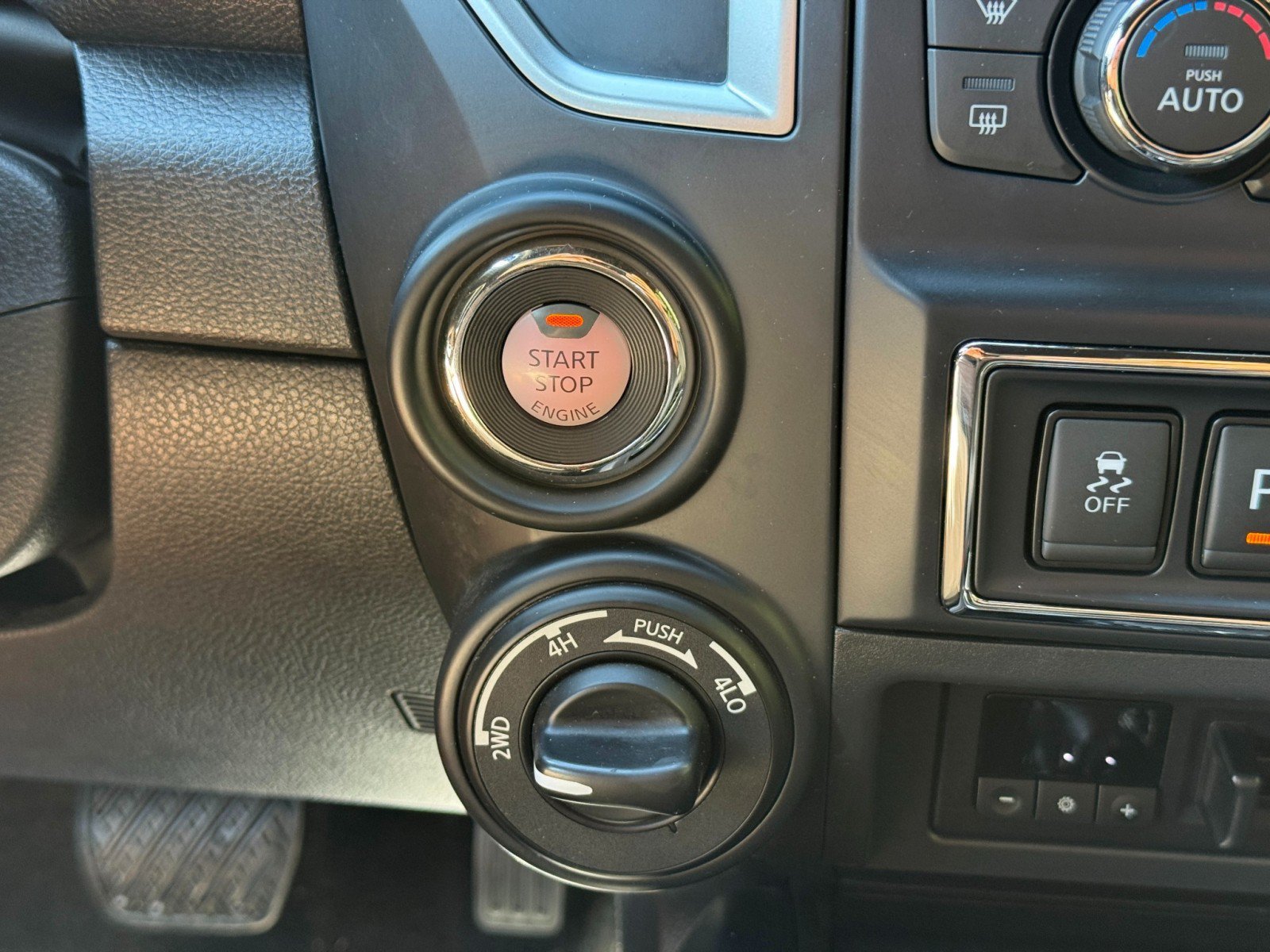 Used 2018 Nissan Titan SL w/ Midnight Edition AWD/4WD image 23