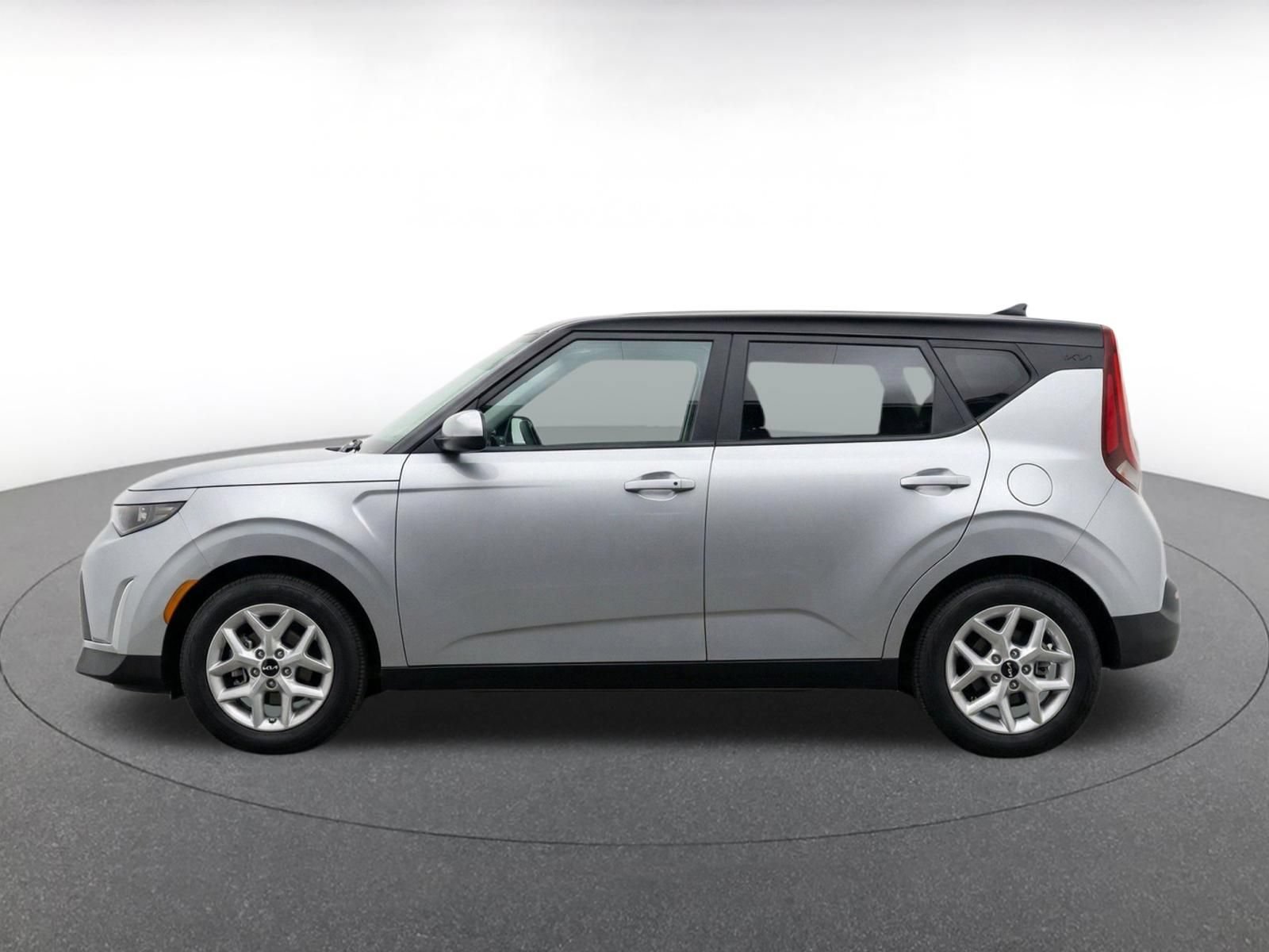 Used 2025 Kia Soul LX w/ LX Technology Package FWD image 4