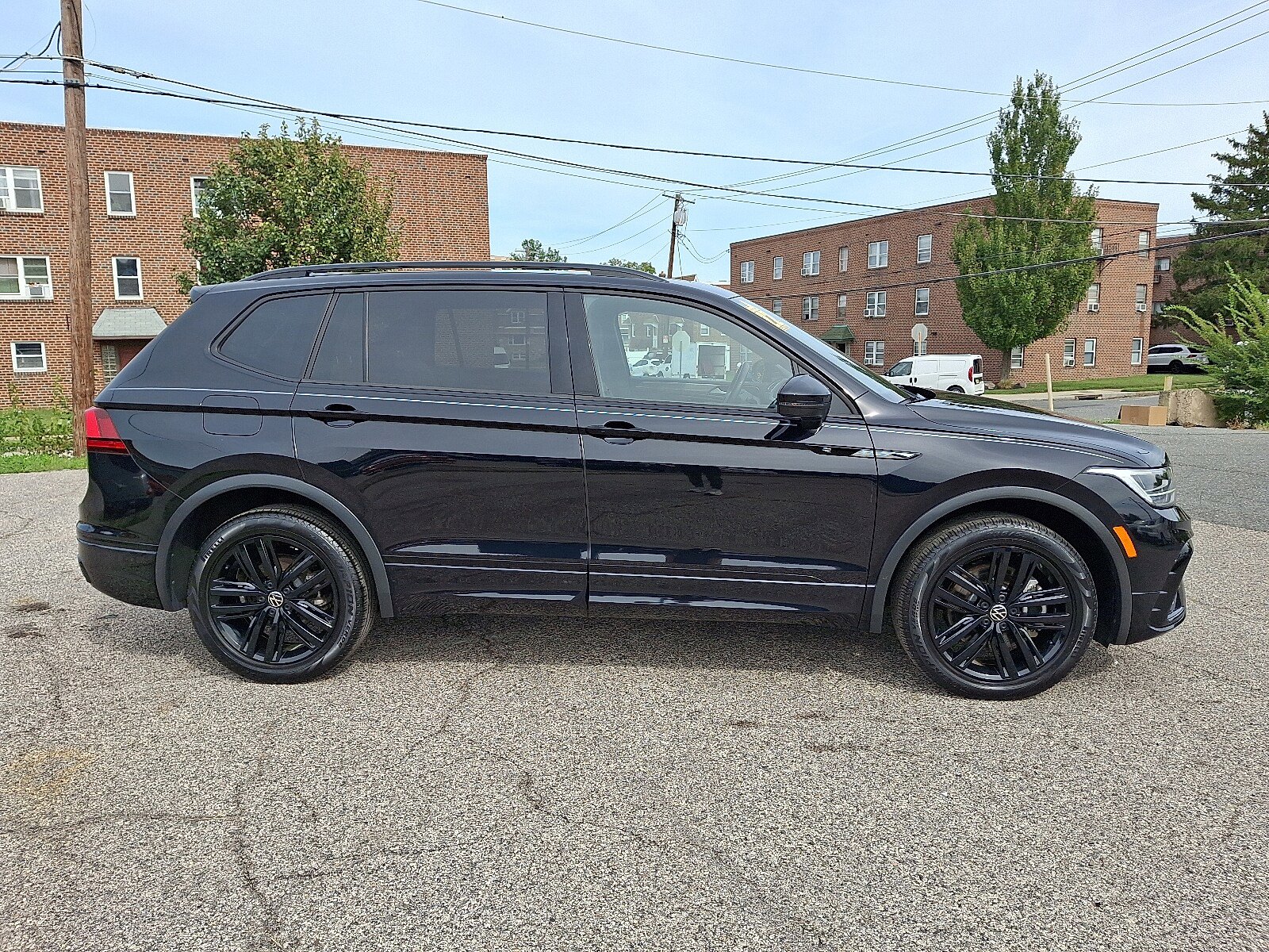 Used 2022 Volkswagen Tiguan SE R-Line image 7