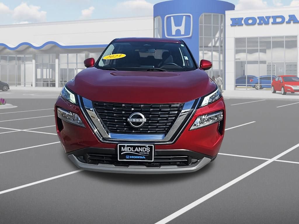 Used 2023 Nissan Rogue SV image 2