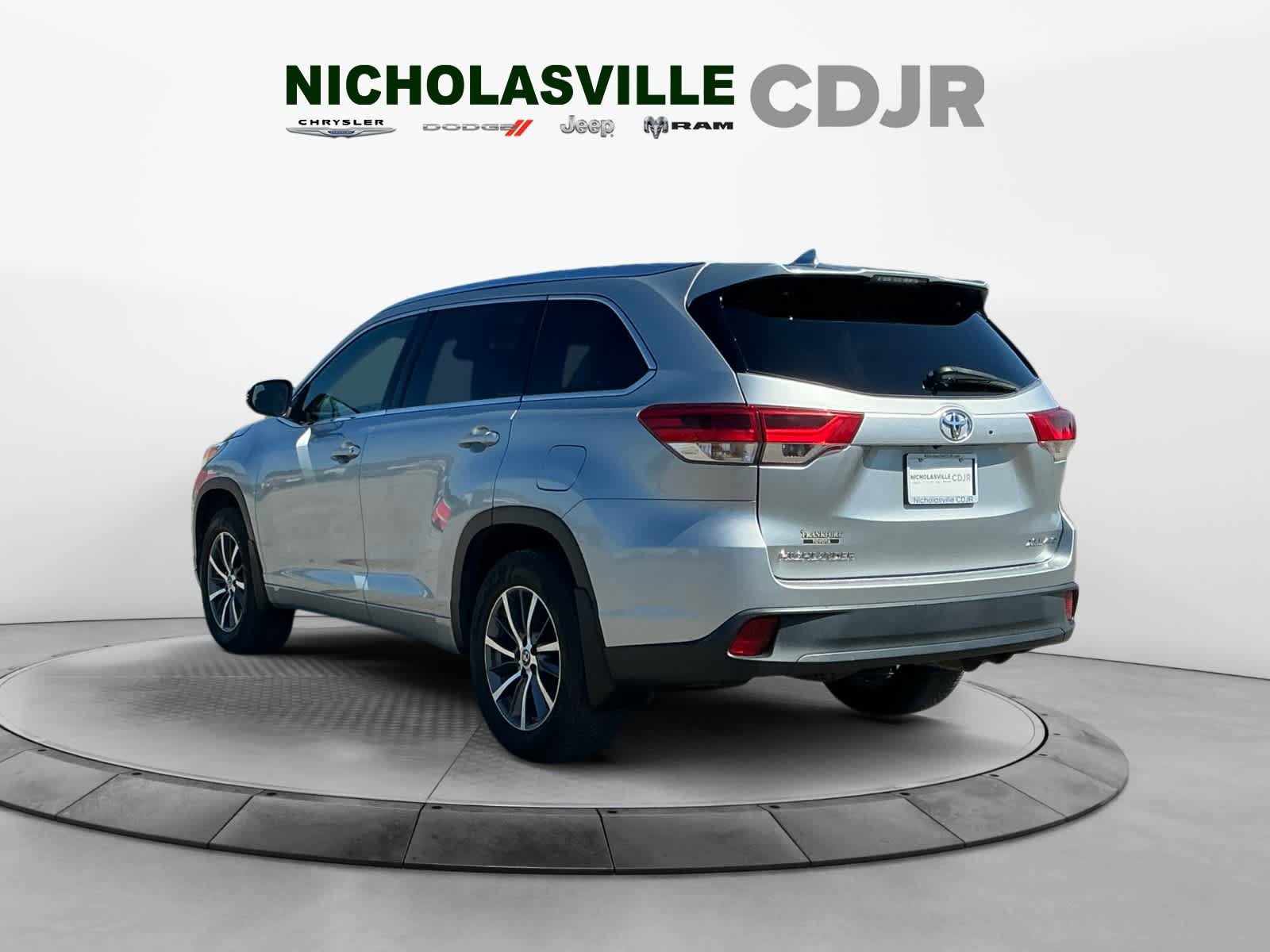 Used 2017 Toyota Highlander XLE AWD/4WD image 3