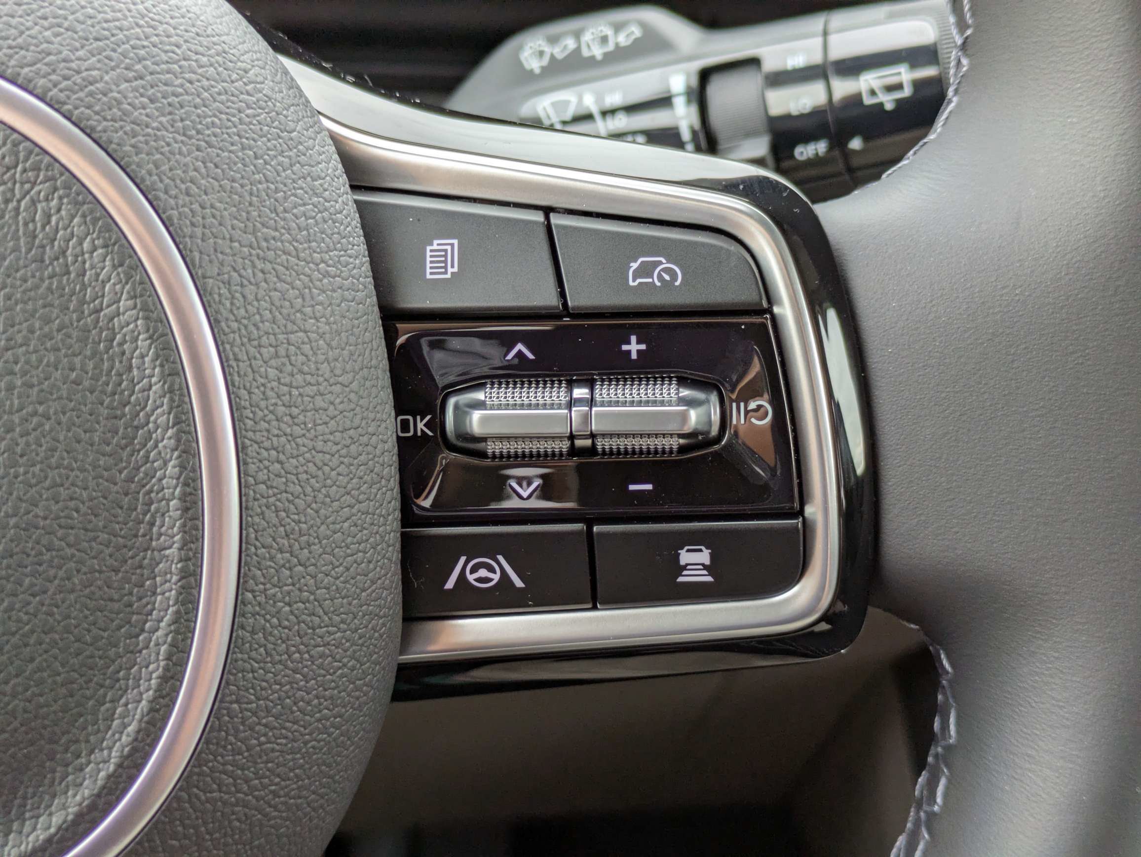 Certified 2026 Kia Carnival EX FWD image 25