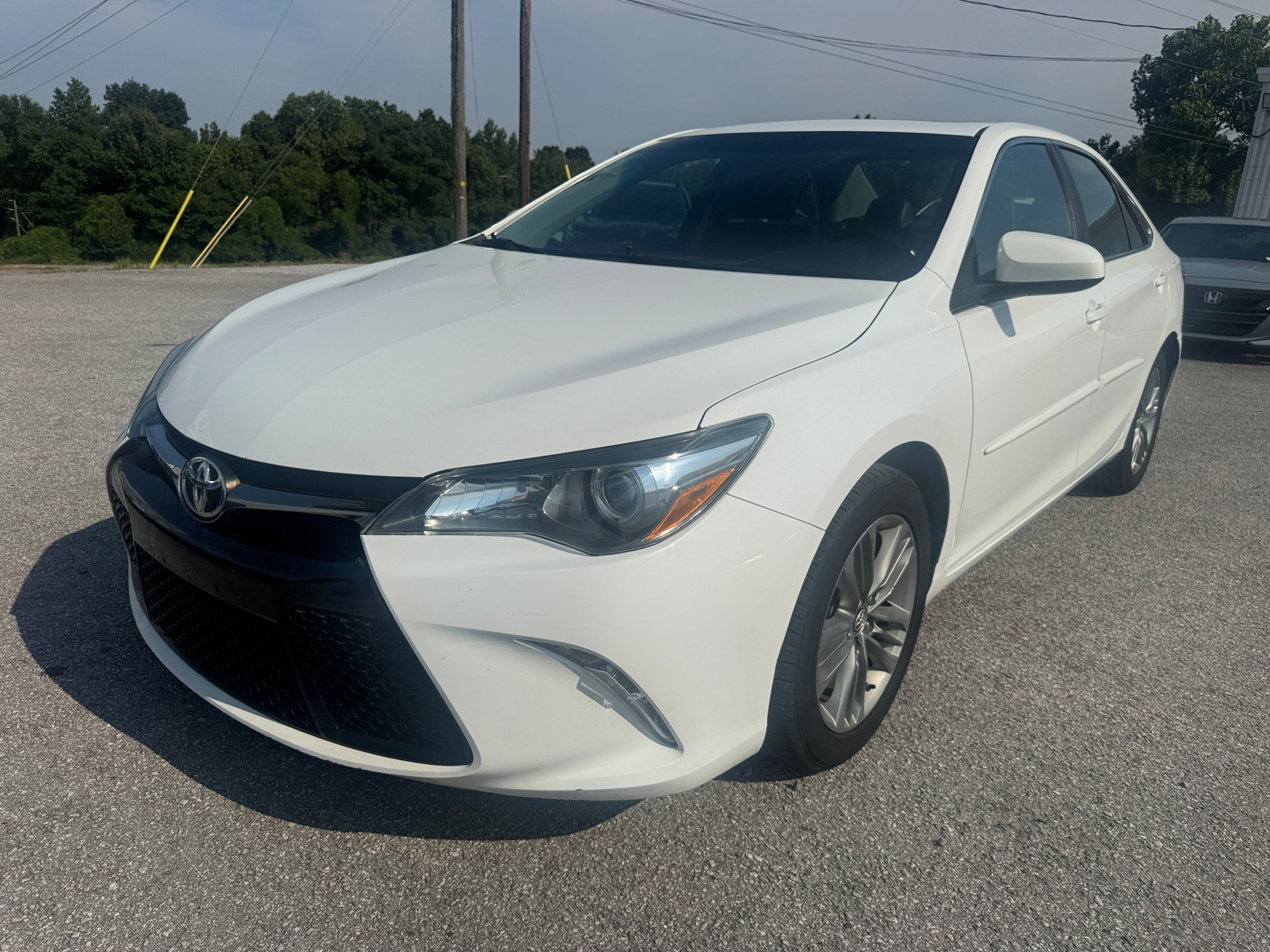 Used 2016 Toyota Camry SE w/ Moonroof Package FWD image 2