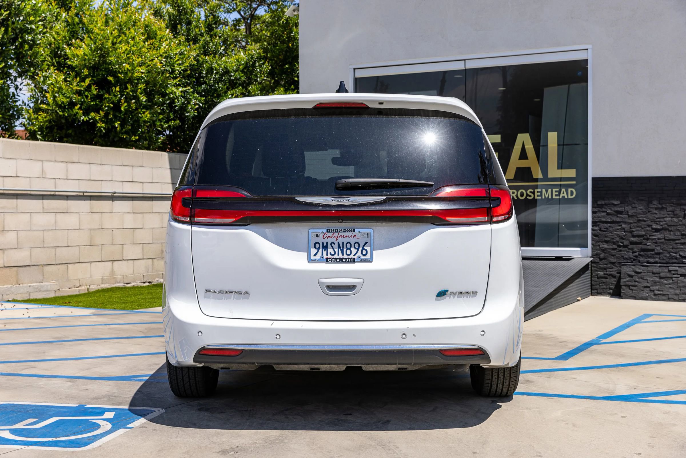 Used 2024 Chrysler Pacifica Limited FWD image 16