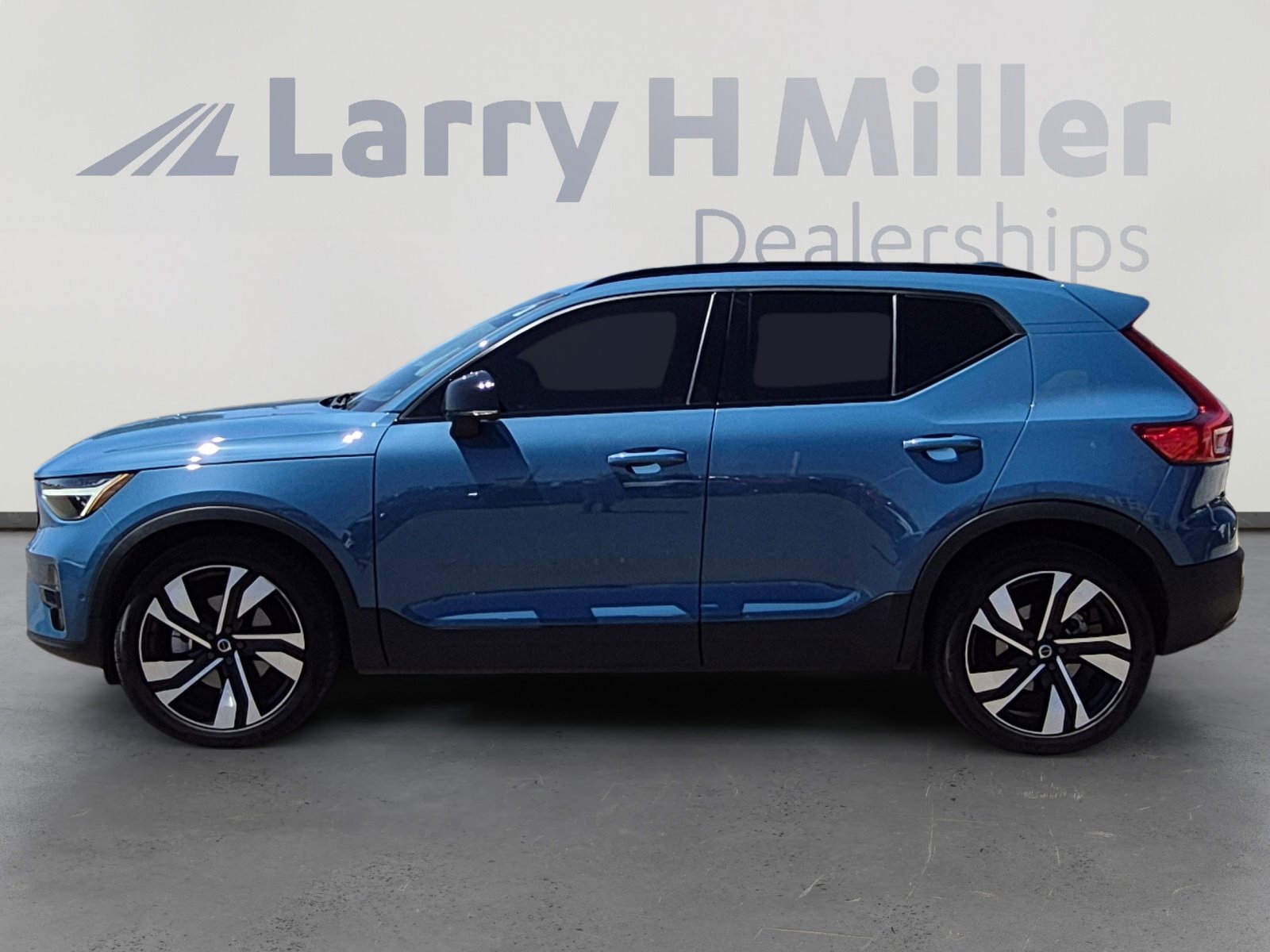 Used 2023 Volvo XC40 B5 Ultimate w/ Climate Package AWD/4WD image 2