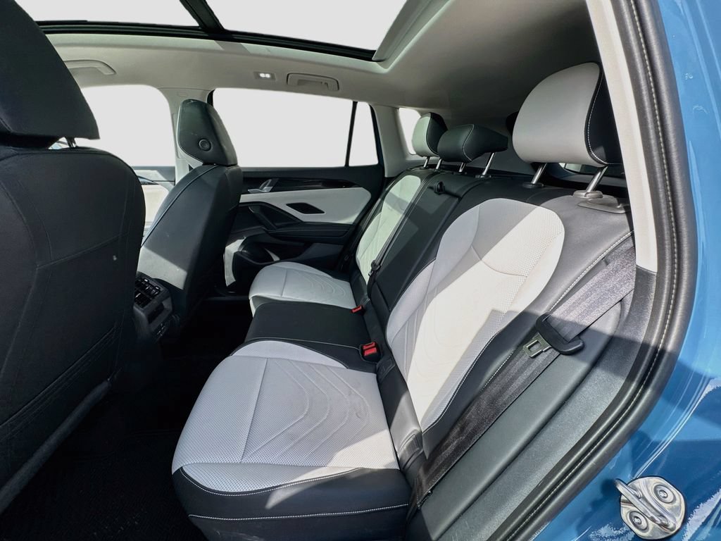 Used 2025 Volkswagen Tiguan SE w/ Panoramic Sunroof Package AWD/4WD image 26