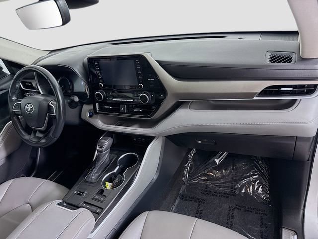 Used 2022 Toyota Highlander XLE FWD image 30