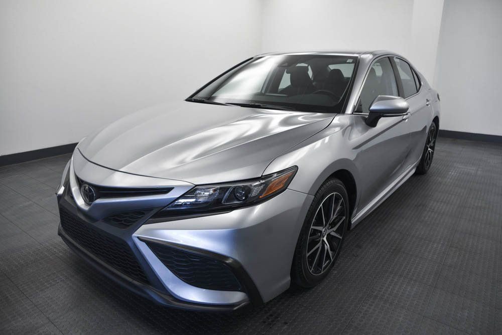 Used 2023 Toyota Camry SE image 3