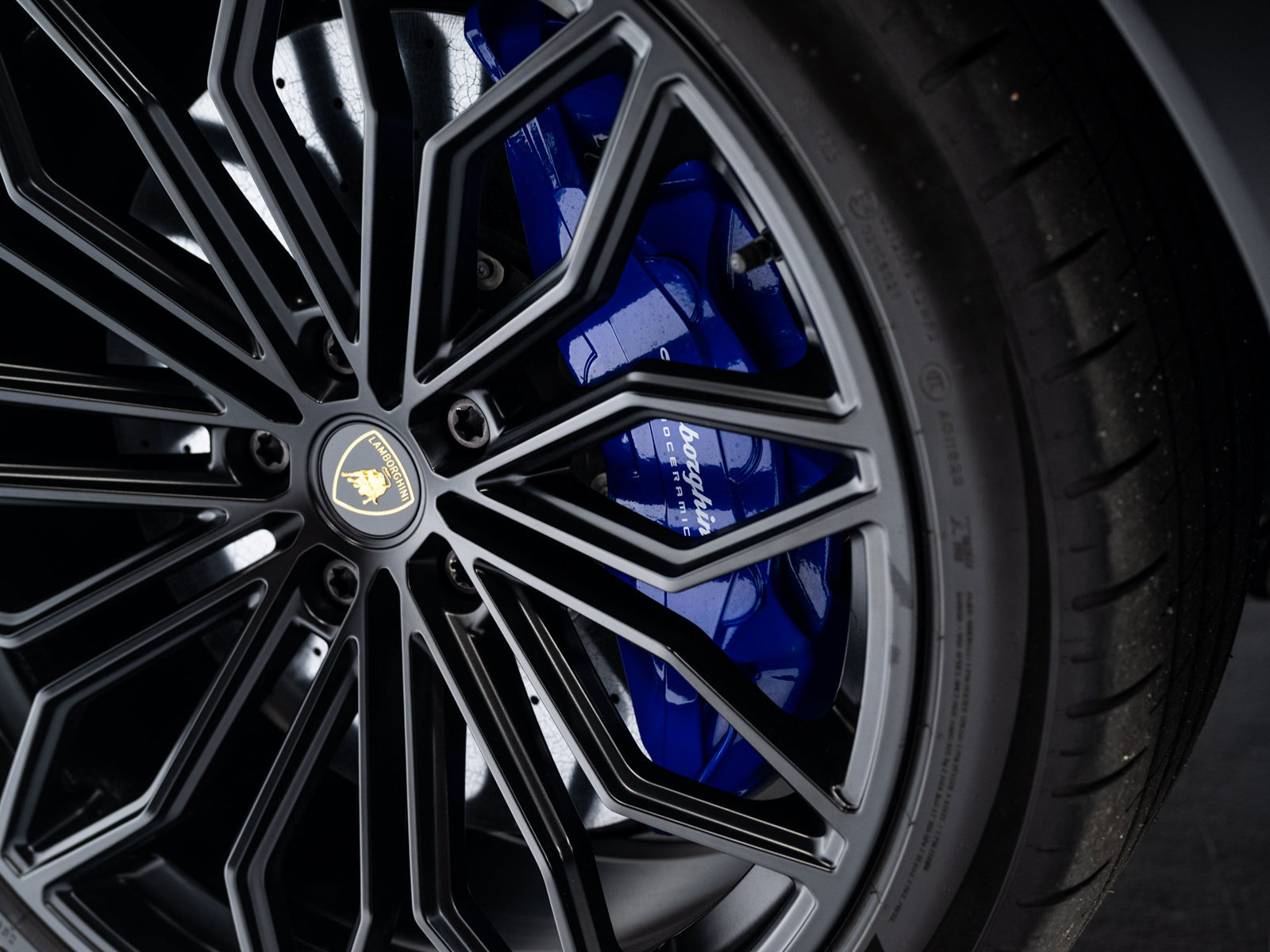 Used 2025 Lamborghini Urus SE AWD/4WD image 39