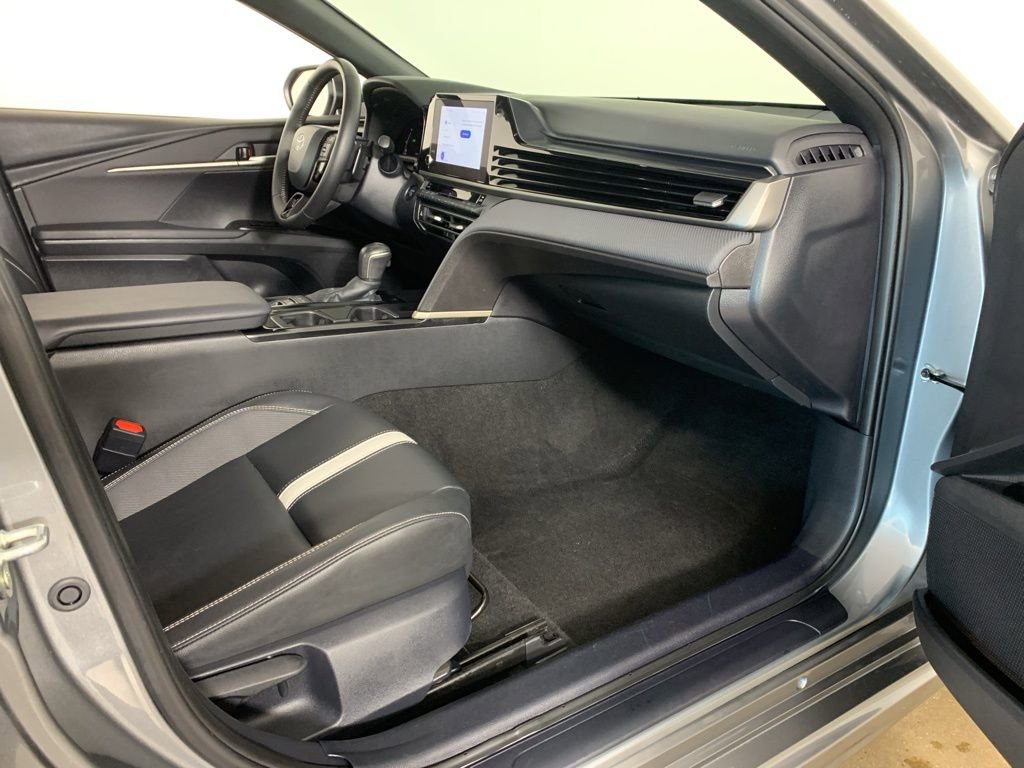 Used 2025 Toyota Camry SE image 38