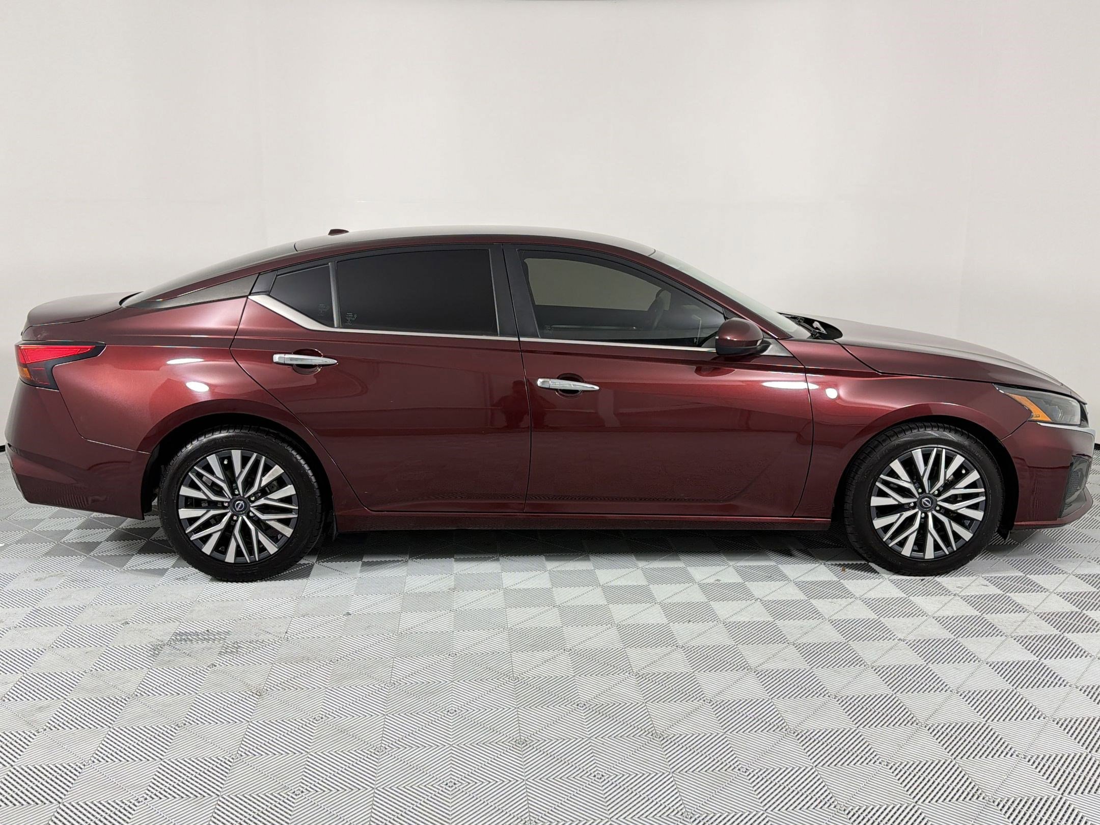 Used 2023 Nissan Altima 2.5 SV FWD image 8