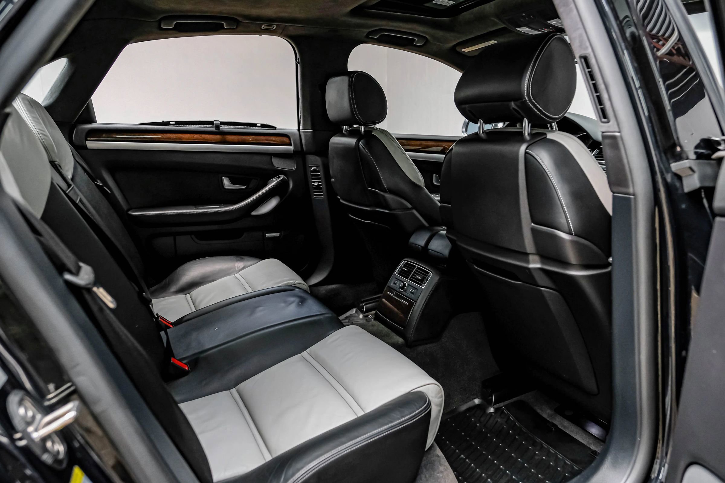 Used 2007 Audi S8 image 37