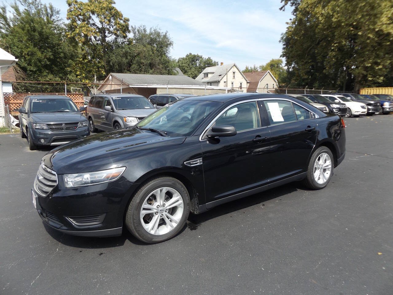 Used 2017 Ford Taurus SE FWD image 1
