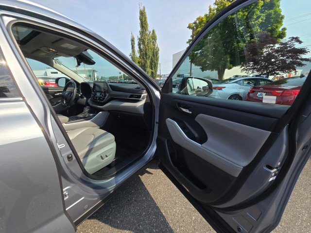Used 2021 Toyota Highlander XLE image 10