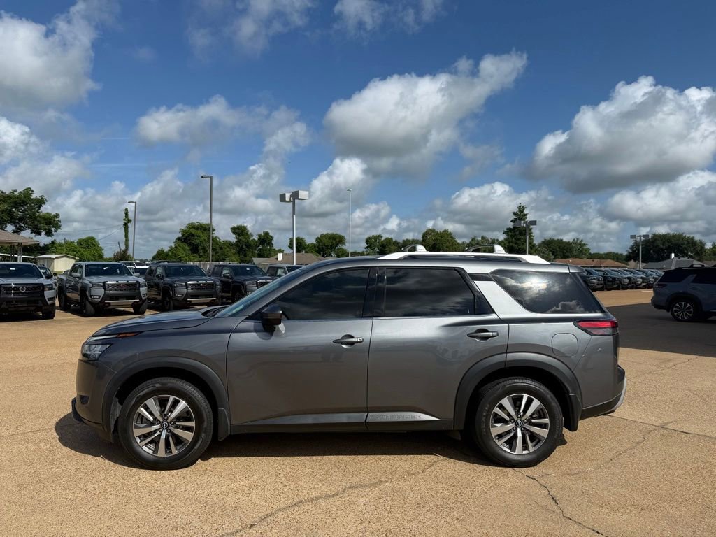 Used 2023 Nissan Pathfinder SL FWD image 2