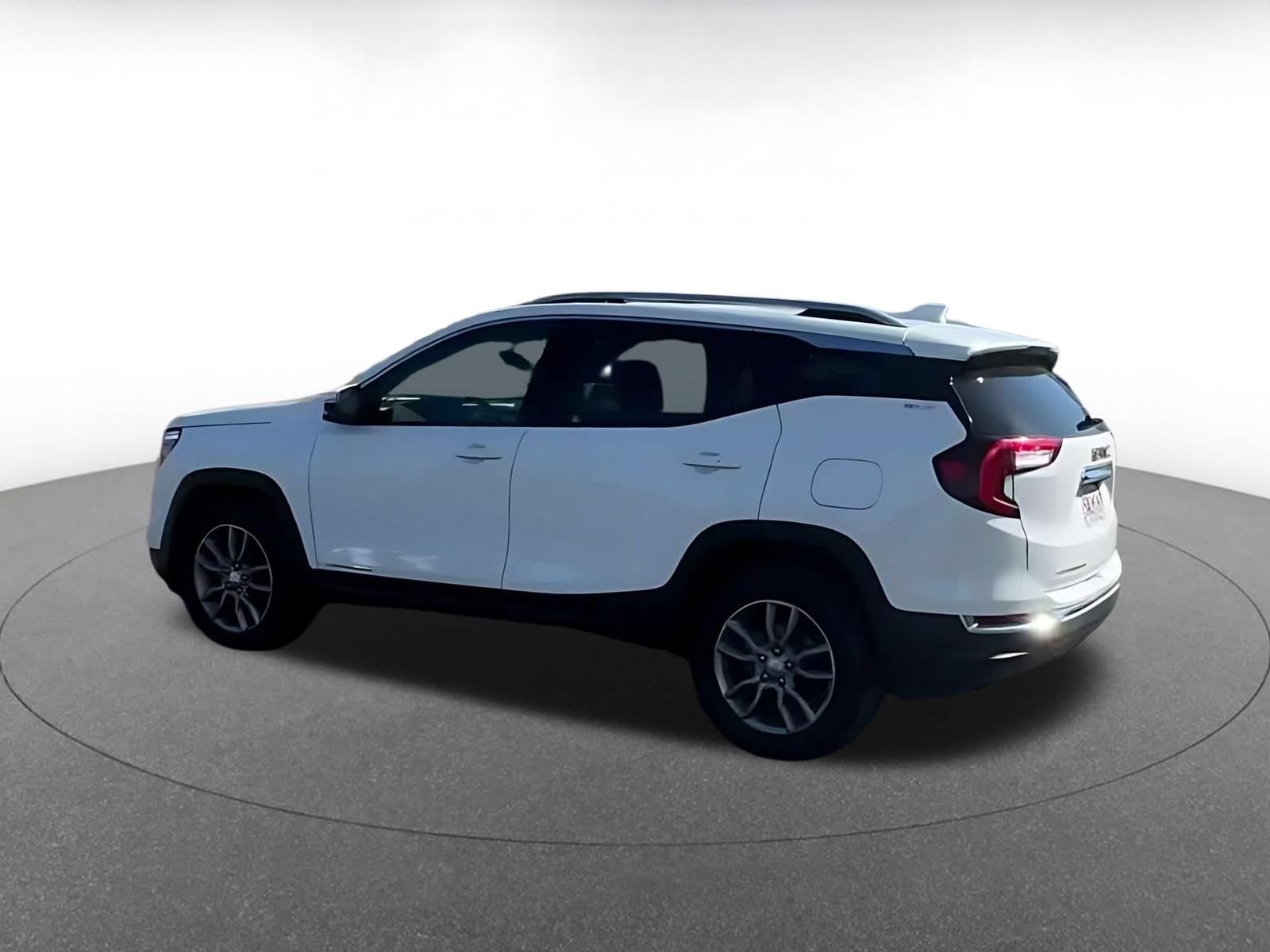 Used 2024 GMC Terrain SLT AWD/4WD image 8