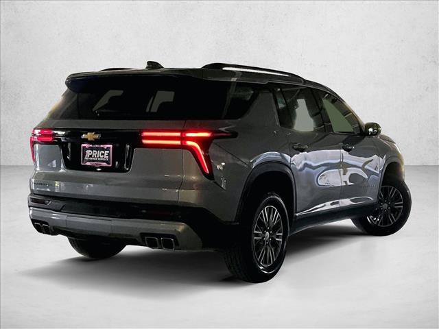 Used 2025 Chevrolet Traverse LT FWD image 2