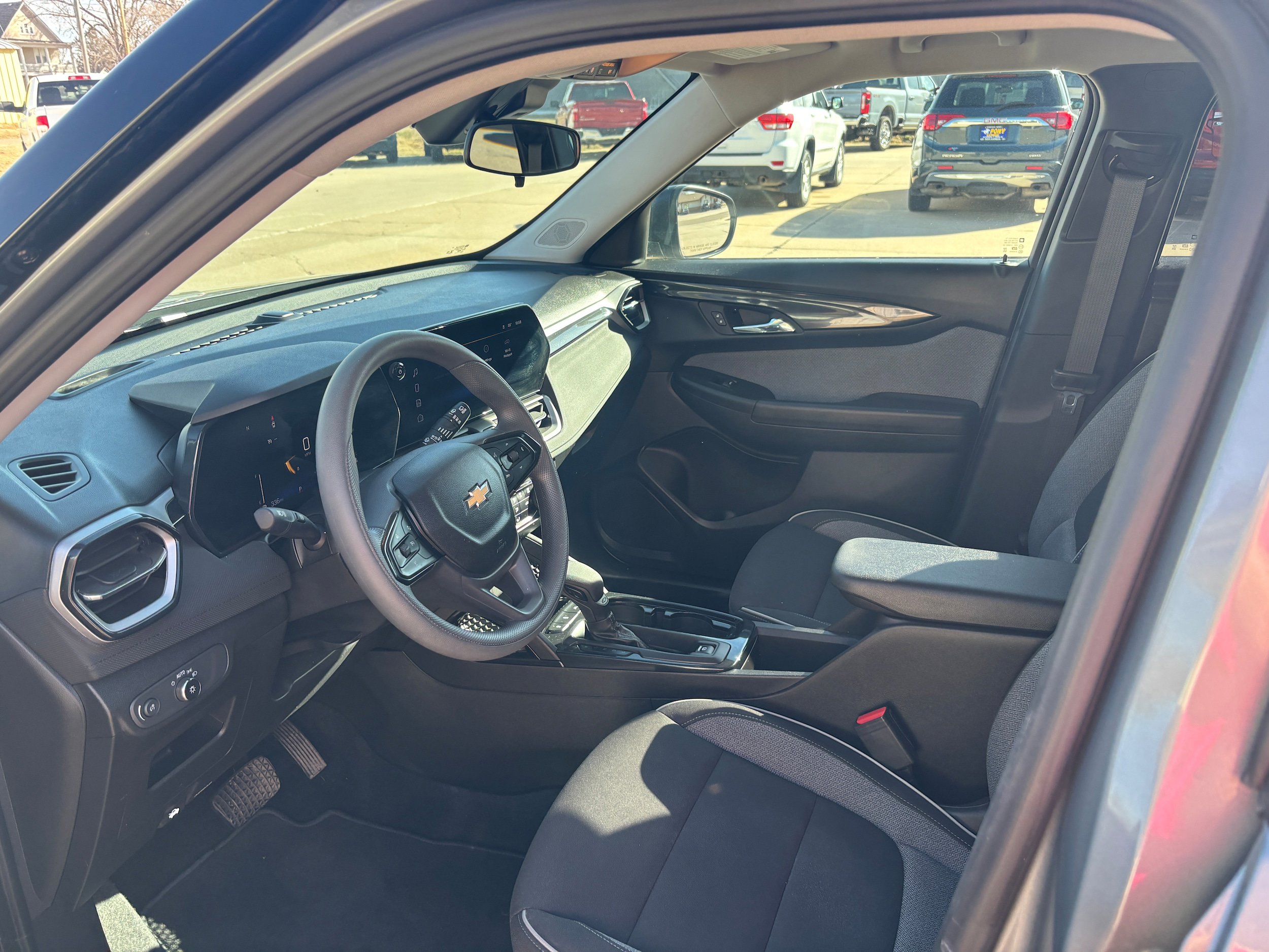 Used 2025 Chevrolet TrailBlazer LS w/ LS Convenience Package FWD image 9