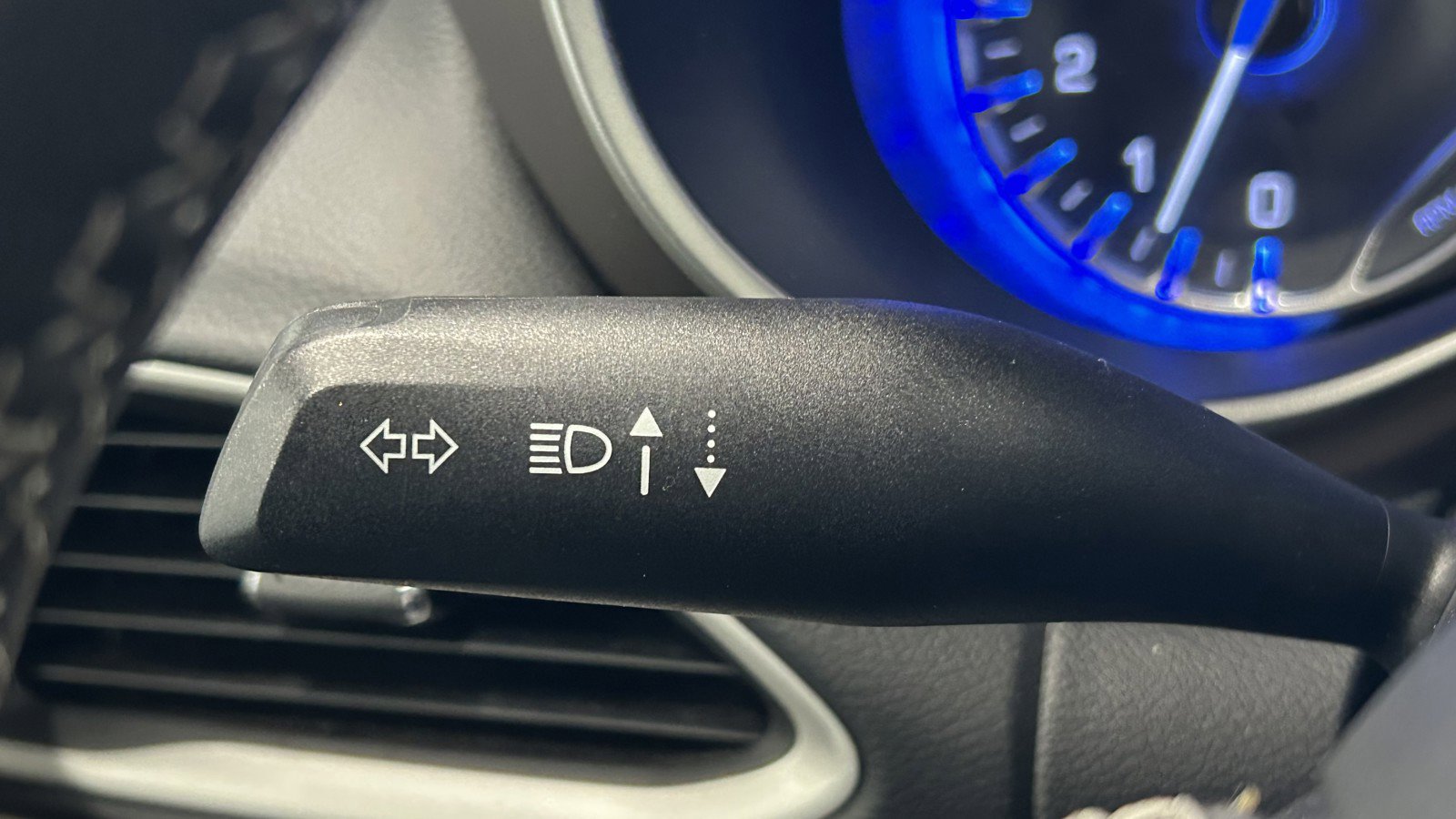 Used 2023 Chrysler Voyager LX image 24