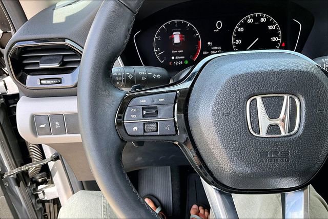 Used 2025 Honda Pilot Touring image 10