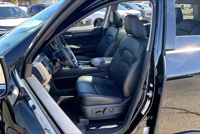 Certified 2025 Nissan Pathfinder Platinum w/ Cargo Package image 18