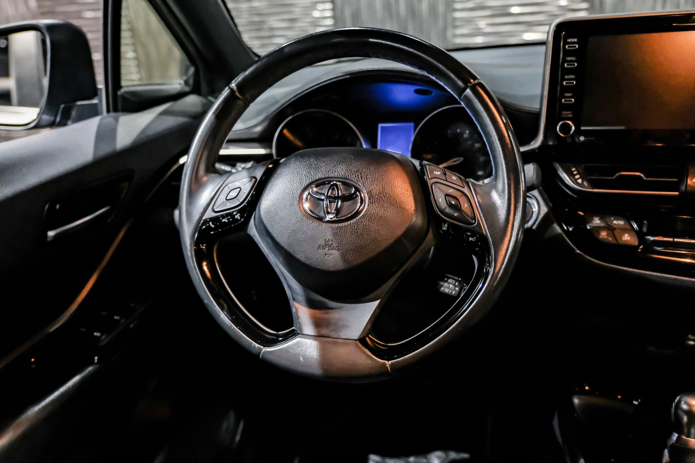 Used 2019 Toyota C-HR XLE FWD image 17
