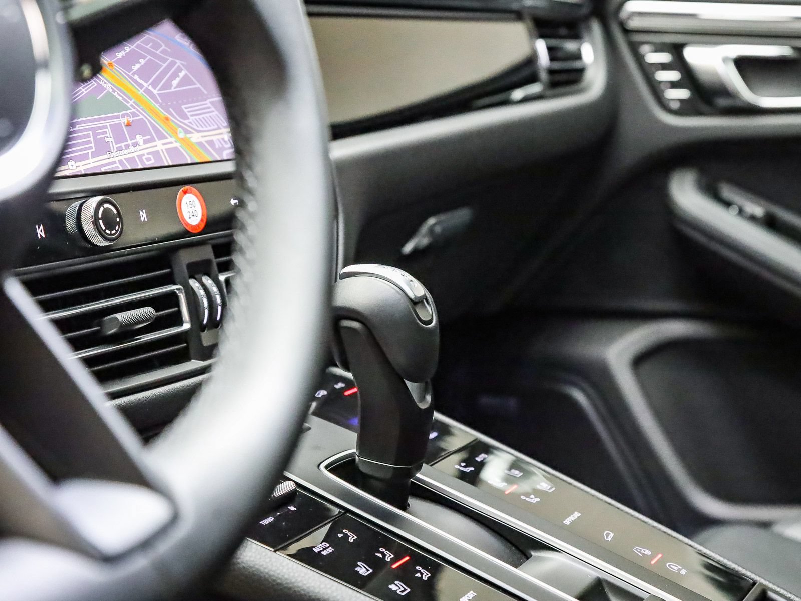 Certified 2026 Porsche Macan AWD/4WD image 25