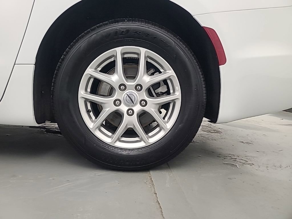 Used 2025 Chrysler Pacifica Select image 10