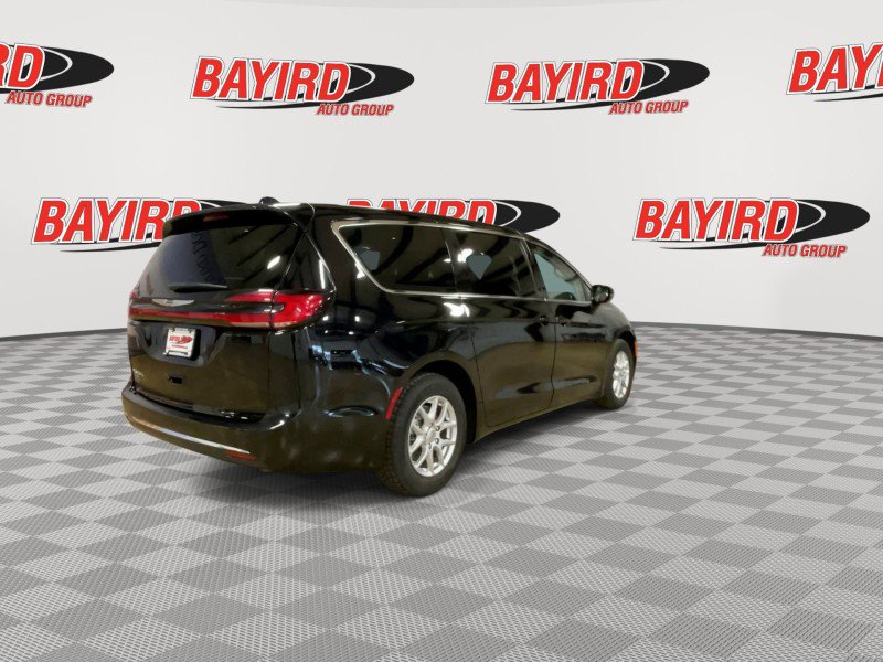 Used 2024 Chrysler Pacifica Touring-L FWD image 9