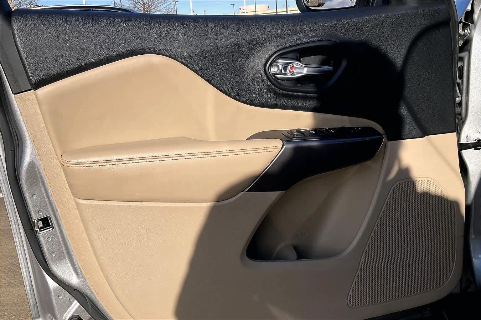 Used 2019 Jeep Cherokee Latitude w/ Popular Appearance Group image 20