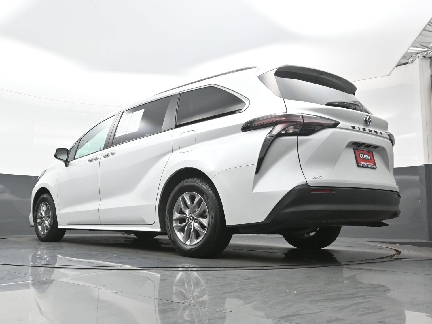 Used 2024 Toyota Sienna XLE AWD/4WD image 32